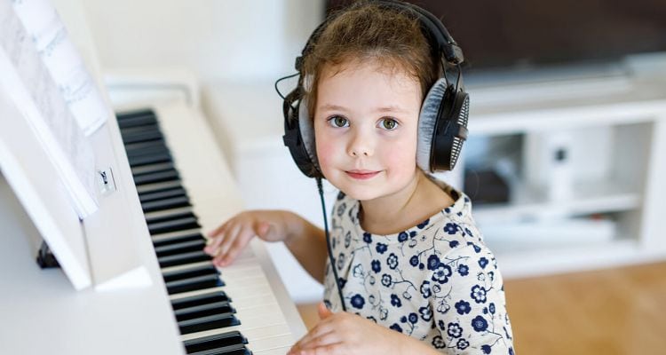 Mädchen spielt adsilent klavier