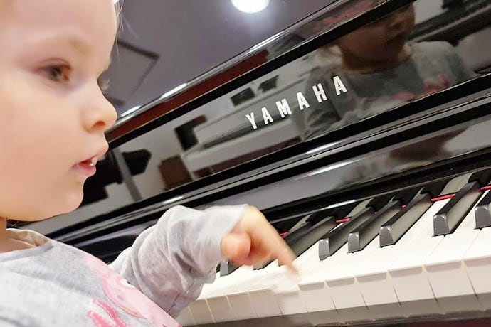 Kind spielt Klavier - für Startseite