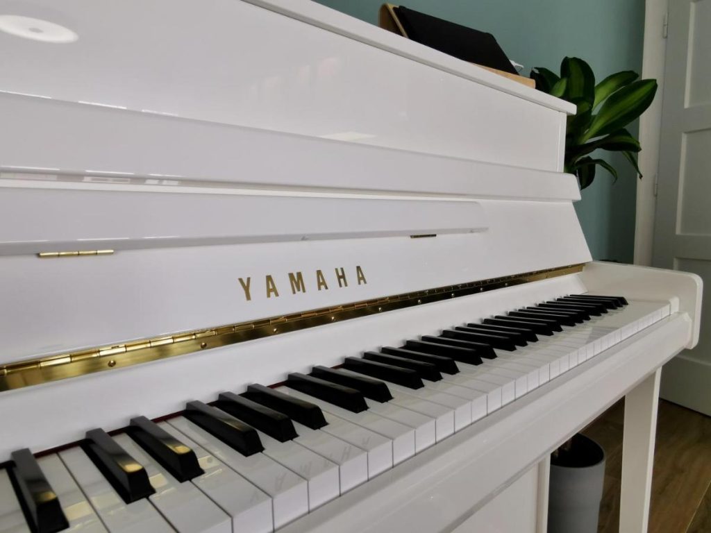 Das Yamaha Klavier b2 - Silent in elegantem Weiß - PianoAppartment