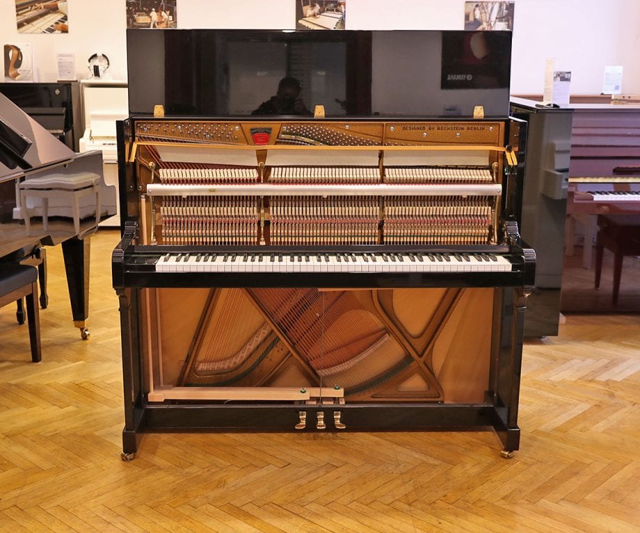 Geöffnetes Piano Zimmermann 123 gebraucht im Ausstellungsraum