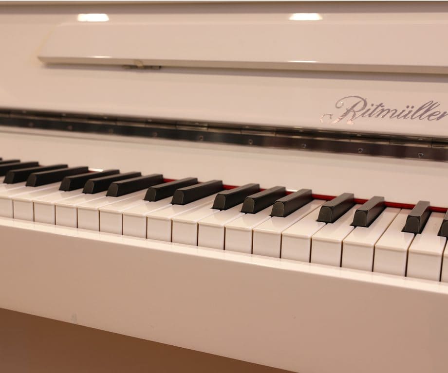 Piano Ritmüller weiß poliert gebraucht Tastatur