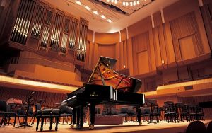Yamaha CFX Konzertflügel auf der Bühne