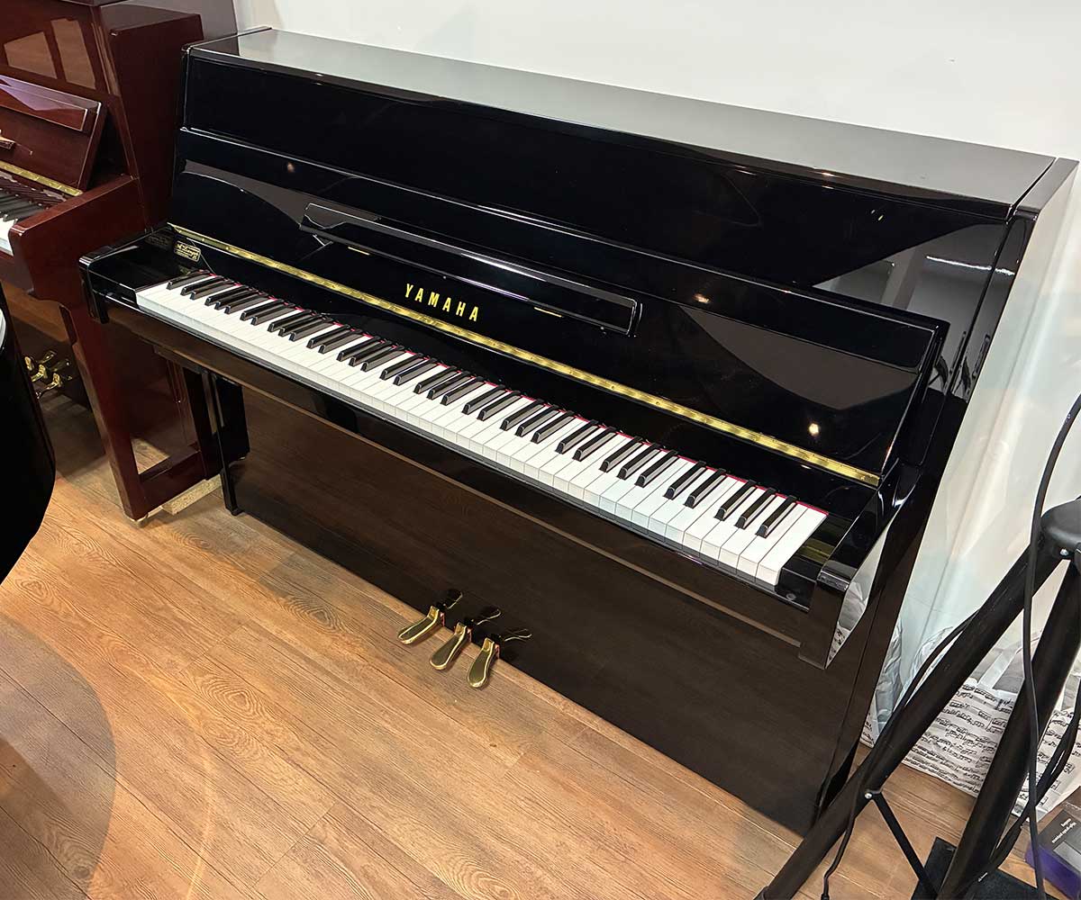 Piano Yamaha b1SC3PE gebrauchtes Piano in schwarz