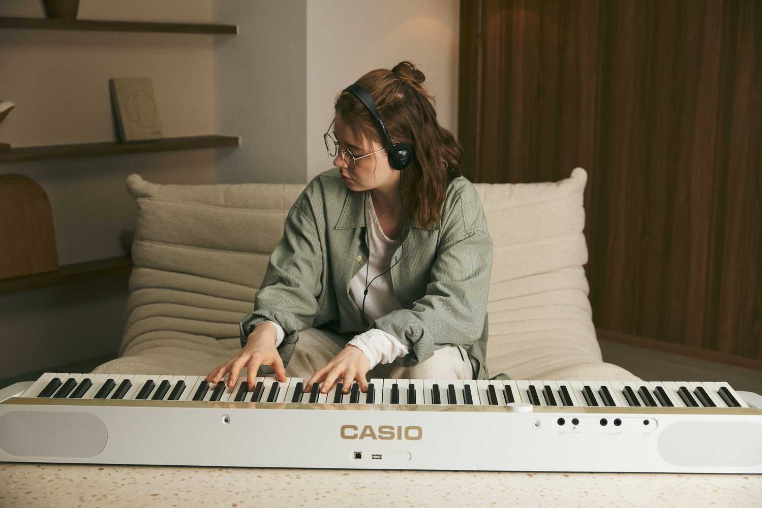 Casio Privia PX-S1100MB Lifestyle Frau spielt auf der Klaviatur